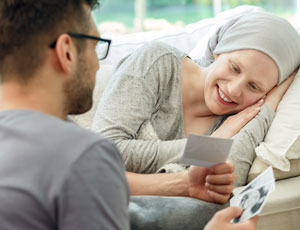 family talking to hospice patient