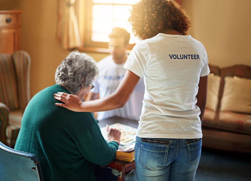 volunteer with hospice patient at home